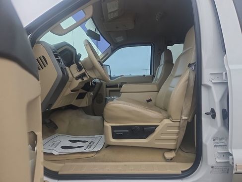 Used 2010 Ford F250 Lariat image 2