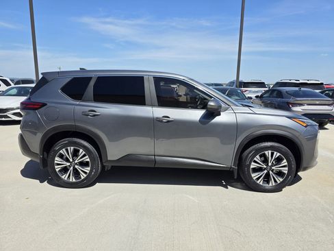 Used 2023 Nissan Rogue SV image 5