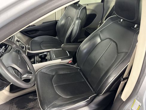Used 2023 Chrysler Pacifica Limited FWD image 19