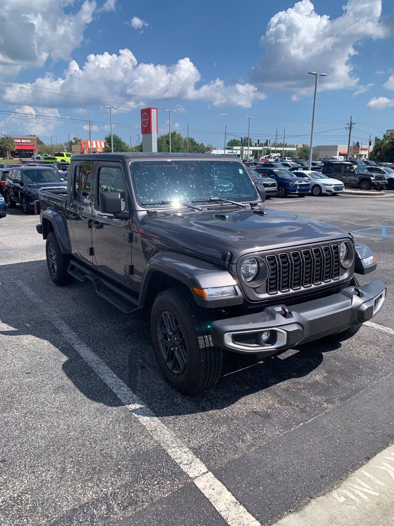 Used 2025 Jeep Gladiator Sport AWD/4WD image 2