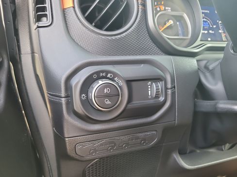 Used 2024 Jeep Gladiator Mojave AWD/4WD image 32
