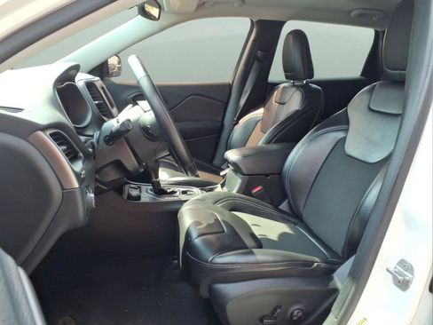 Used 2019 Jeep Cherokee Latitude Plus w/ Comfort/Convenience Group AWD/4WD image 17