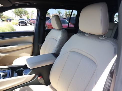 New 2025 Jeep Grand Cherokee Limited w/ Luxury Tech Group II image 15