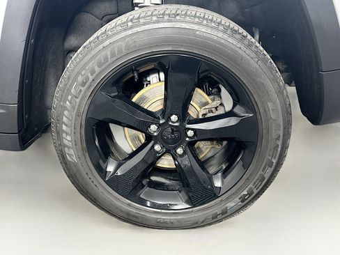 Used 2023 Jeep Grand Cherokee Altitude image 11