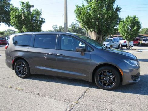 Used 2018 Chrysler Pacifica Touring Plus w/ S Appearance Package FWD image 2
