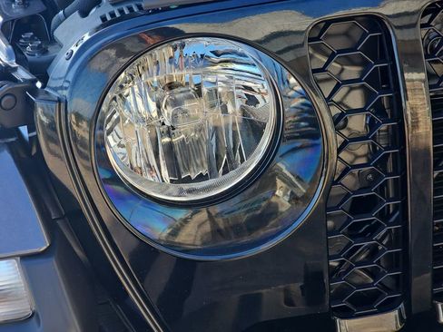 Used 2021 Jeep Gladiator Willys image 34