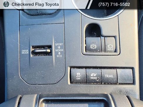 Used 2021 Toyota Highlander LE AWD/4WD image 19