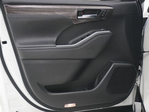 Used 2021 Toyota Highlander Limited image 16