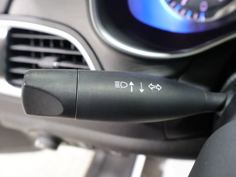 Used 2015 Chrysler 200 Limited w/ Convenience Group FWD image 37