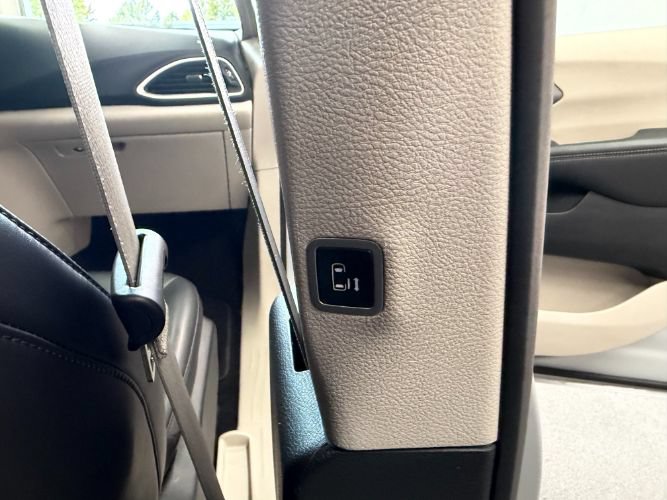 Used 2024 Chrysler Pacifica Touring-L FWD image 34