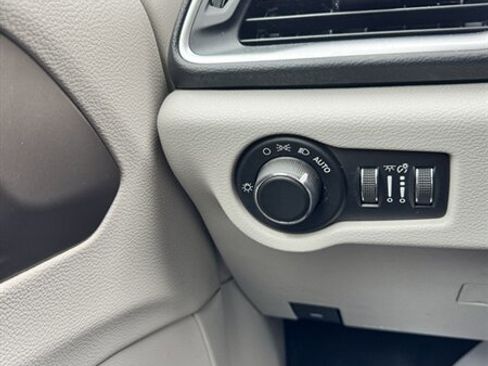 Used 2017 Chrysler Pacifica Touring w/ Tire & Wheel Group image 17