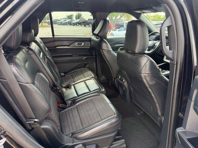 Used 2025 Ford Explorer ST-Line w/ ST-Line Street Pack AWD/4WD image 5
