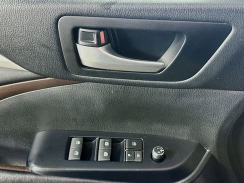 Used 2018 Toyota Highlander XLE FWD image 21