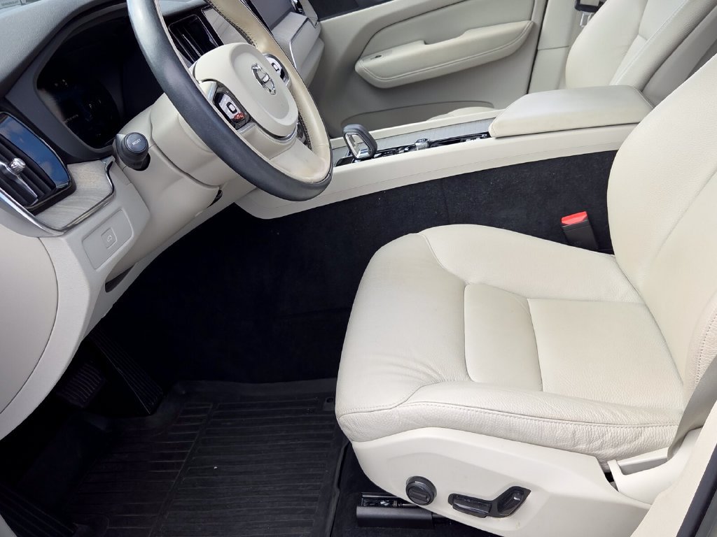 Used 2023 Volvo XC60 B5 Plus w/ Protection Package Premier AWD/4WD image 4