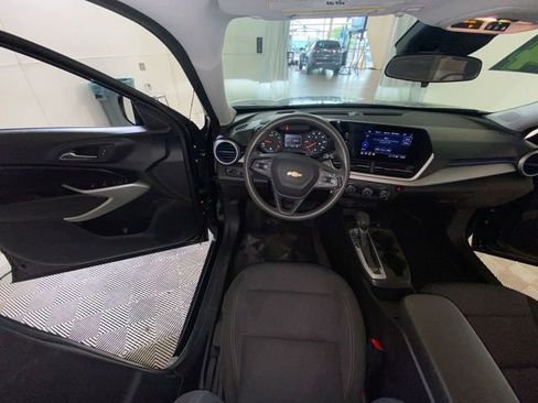 Used 2024 Chevrolet Trax LS FWD image 34