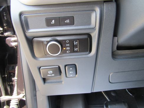 Used 2024 Ford Expedition XLT AWD/4WD image 18