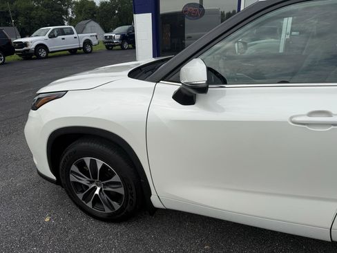 Used 2021 Toyota Highlander XLE AWD/4WD image 3