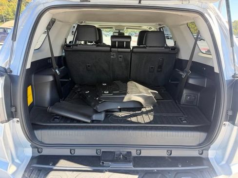 Used 2016 Toyota 4Runner SR5 AWD/4WD image 9