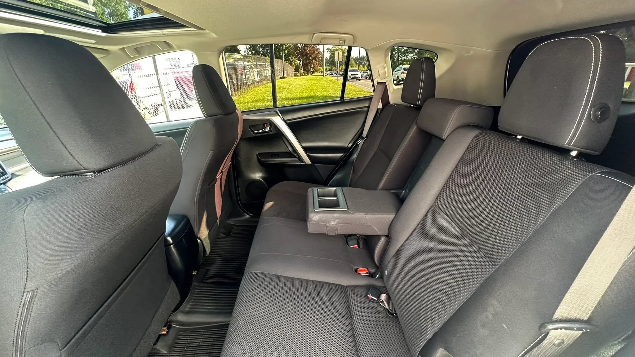 Used 2016 Toyota RAV4 XLE AWD/4WD image 31