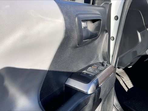 Used 2022 Toyota Tacoma 4x4 Double Cab image 32