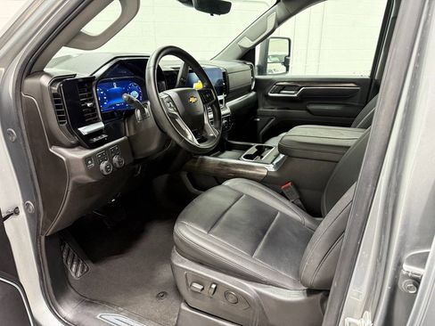 Used 2025 Chevrolet Silverado 2500 LTZ w/ LTZ Convenience Package image 11