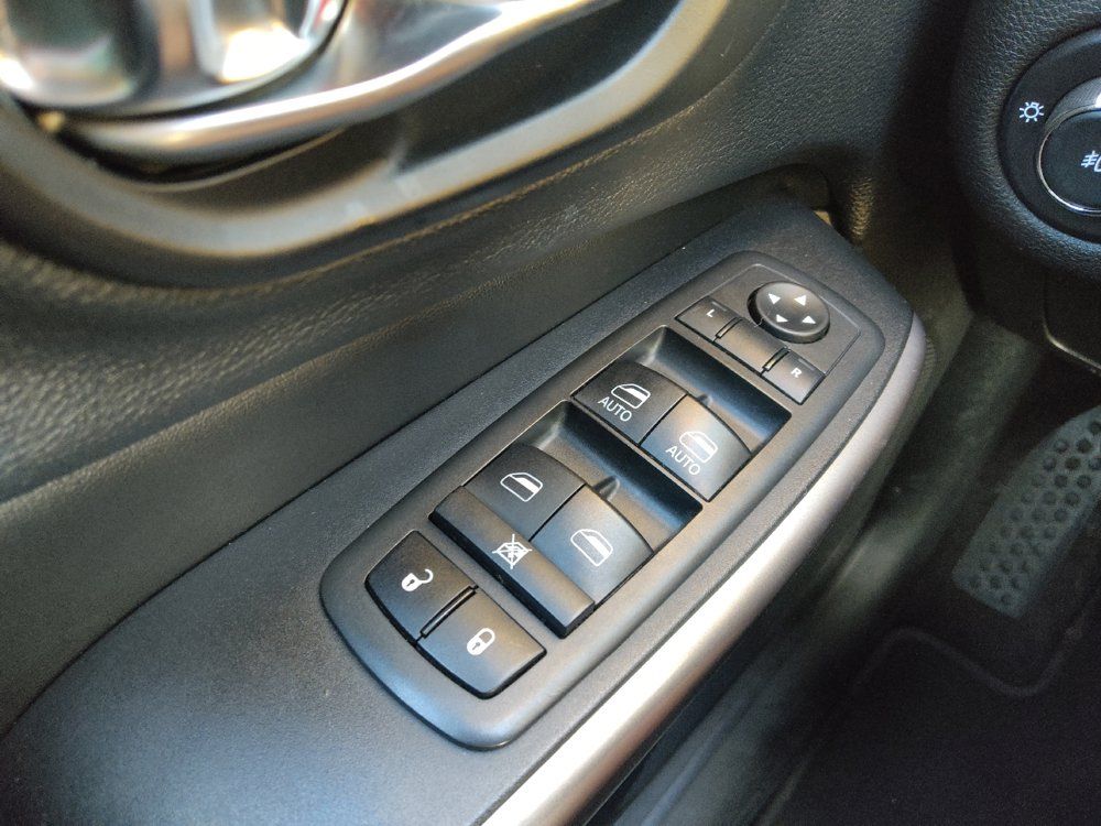 Used 2019 Jeep Cherokee Latitude Plus w/ Comfort/Convenience Group FWD image 27