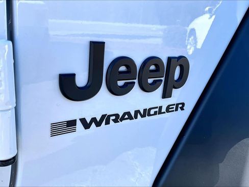 Used 2025 Jeep Wrangler Sport image 29