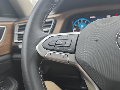 Used 2025 Volkswagen Atlas SE image 22