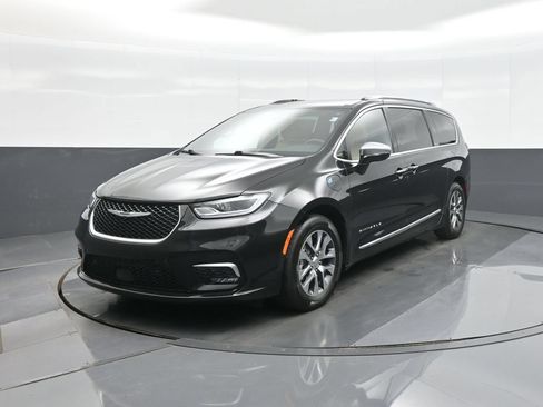 Used 2023 Chrysler Pacifica Pinnacle FWD image 3
