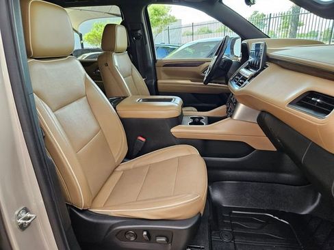 Used 2021 Chevrolet Tahoe Premier w/ Premium Package RWD image 28