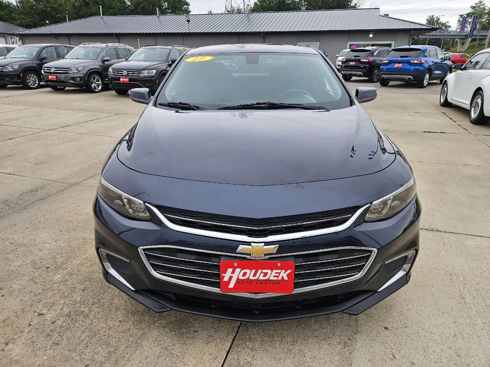 Used 2017 Chevrolet Malibu LT FWD image 2