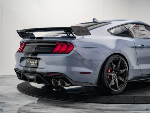 Used 2022 Ford Mustang Shelby GT500 w/ Carbon Fiber Track Pack RWD image 16