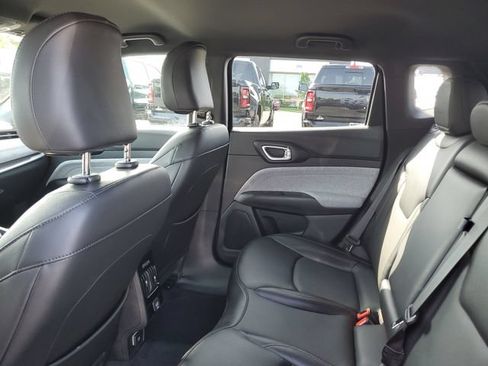 Used 2023 Jeep Compass Latitude AWD/4WD image 9