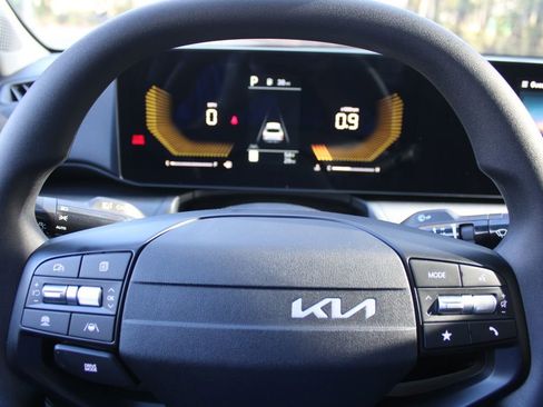 New 2025 Kia K4 LXS image 24