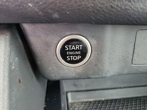 Used 2021 Nissan Rogue S image 31