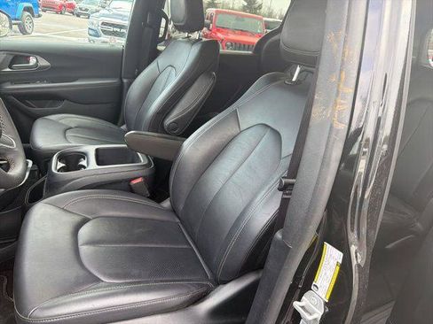 Certified 2025 Chrysler Pacifica Select image 9