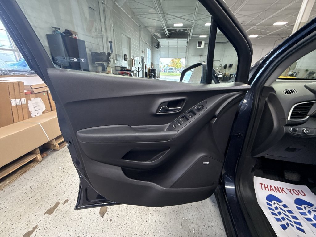Used 2018 Chevrolet Trax LT w/ Sun & Sound Package FWD image 23