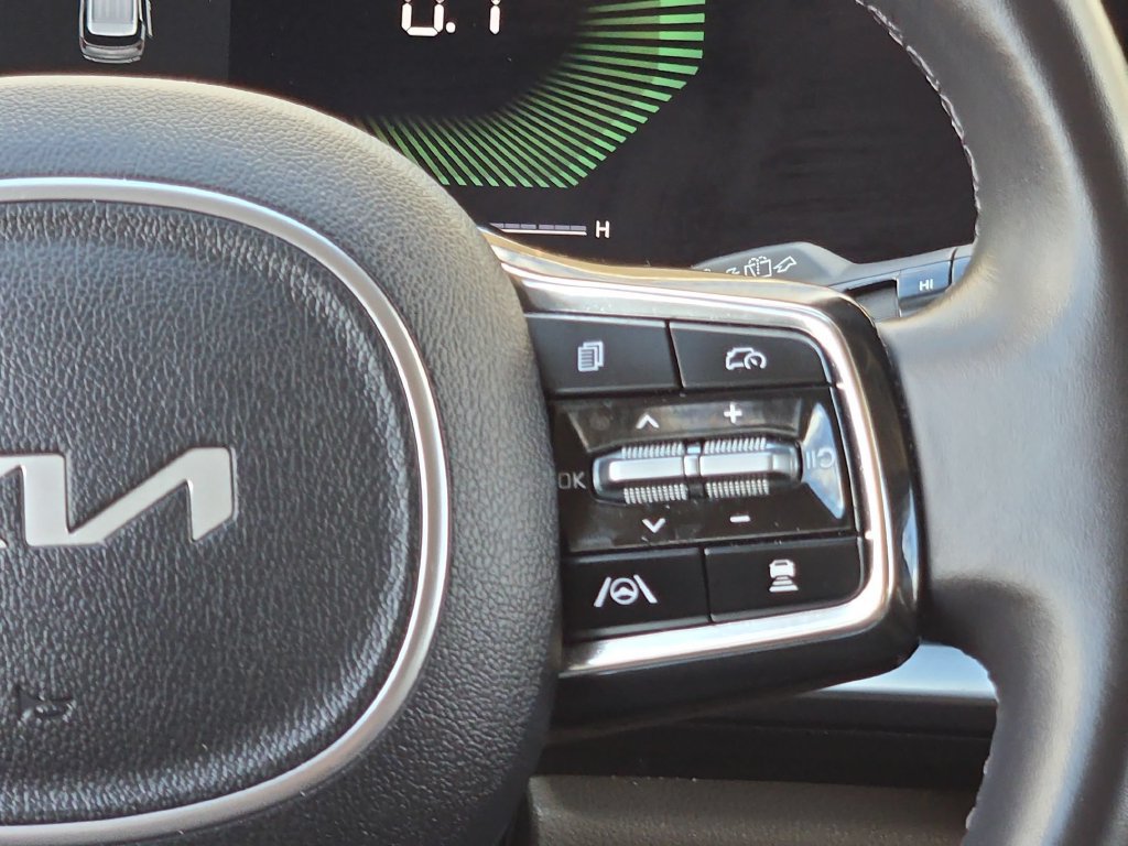 Used 2025 Kia Carnival FWD image 23