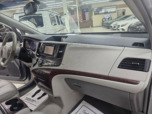 Used 2014 Toyota Sienna XLE FWD image 20