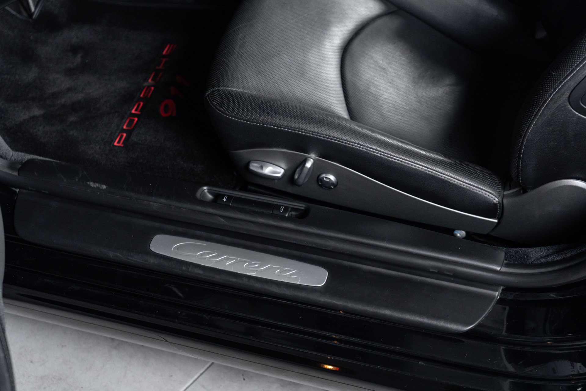 Used 2010 Porsche 911 Cabriolet image 26