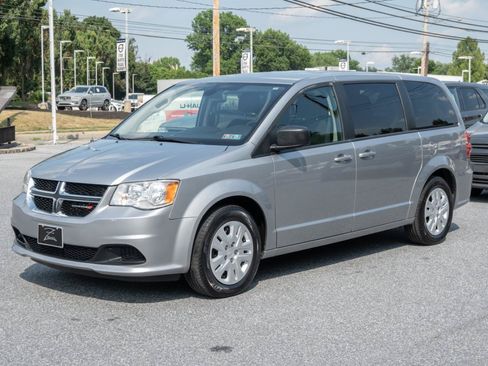 Used 2018 Dodge Grand Caravan SE w/ UConnect Hands-Free Group FWD image 6