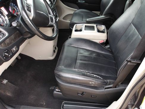 Used 2013 Chrysler Town & Country Touring FWD image 6