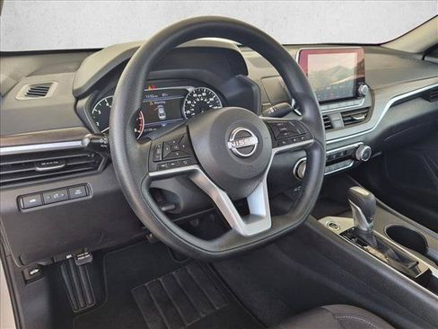 Used 2025 Nissan Altima 2.5 SV FWD image 10