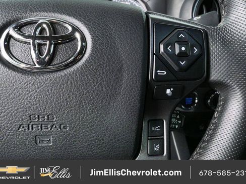 Used 2022 Toyota Tacoma TRD Off-Road w/ Technology Package AWD/4WD image 10