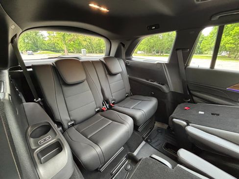 Used 2025 Mercedes-Benz GLS 450 4MATIC w/ AMG Line Exterior image 26