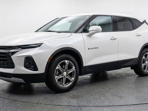 Used 2025 Chevrolet Blazer LT FWD image 3