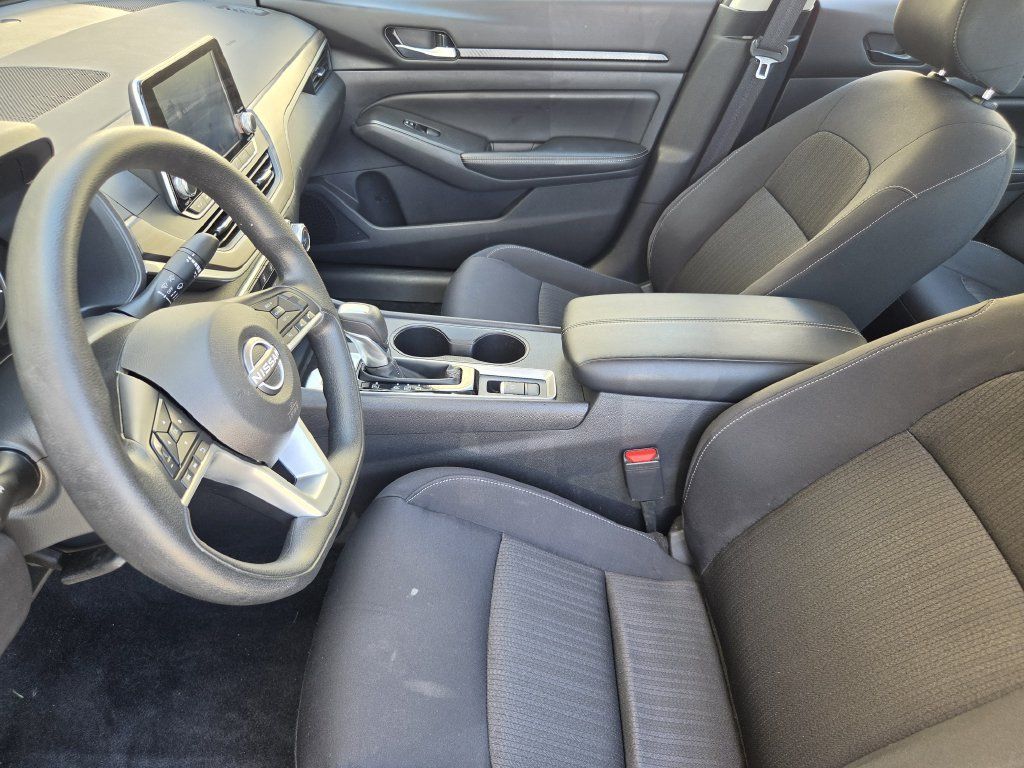 Used 2025 Nissan Altima 2.5 SV AWD/4WD image 11