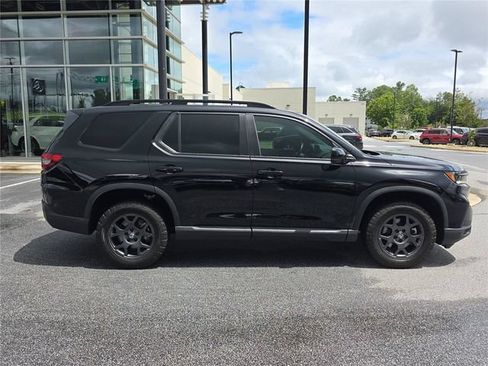 Used 2025 Honda Pilot TrailSport image 2