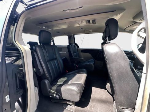 Used 2015 Chrysler Town & Country Touring image 9