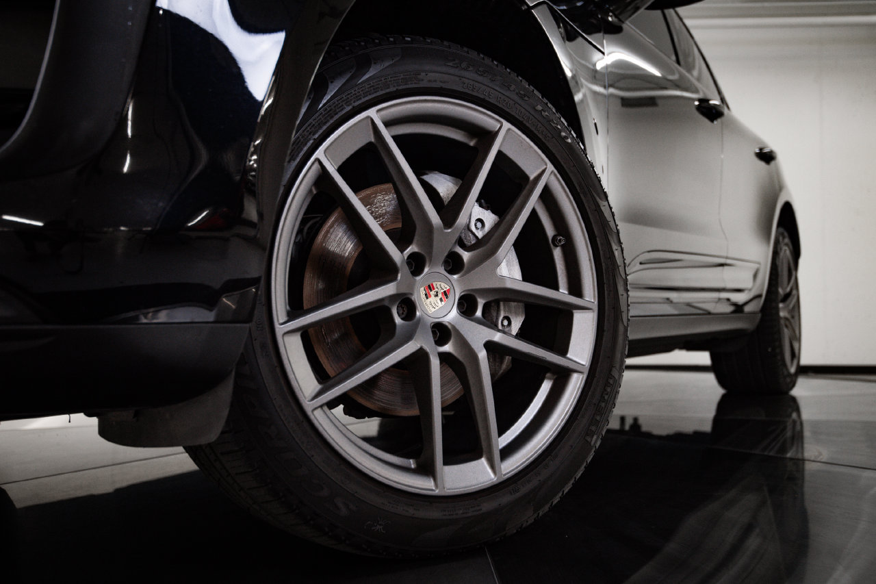 Certified 2025 Porsche Macan AWD/4WD image 12